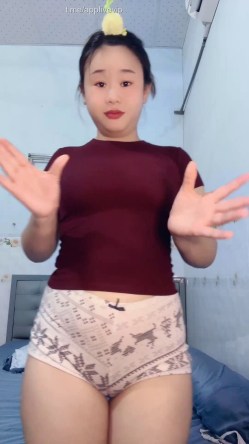 Linhv1 mặc quần đùi bó sát lộ mu rùa to vật vã