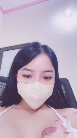 Hoàng Kim Lý xăm bông hồng trên ngực ngồi xoa hột đậu đen